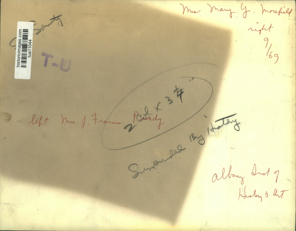 1969 Press Photo Patrons discuss exhibit, Albany, NY Institute of History & Art