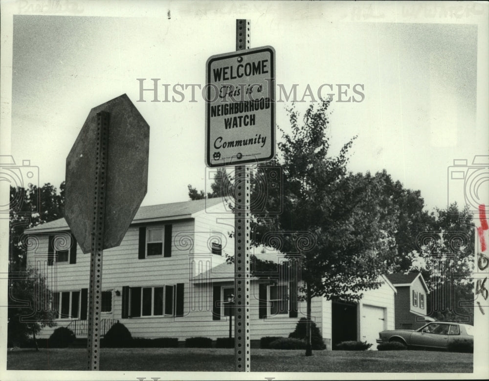 1983 Press Photo Neighborhood Watch sign in Albany, New York neighborhood- Historic Images