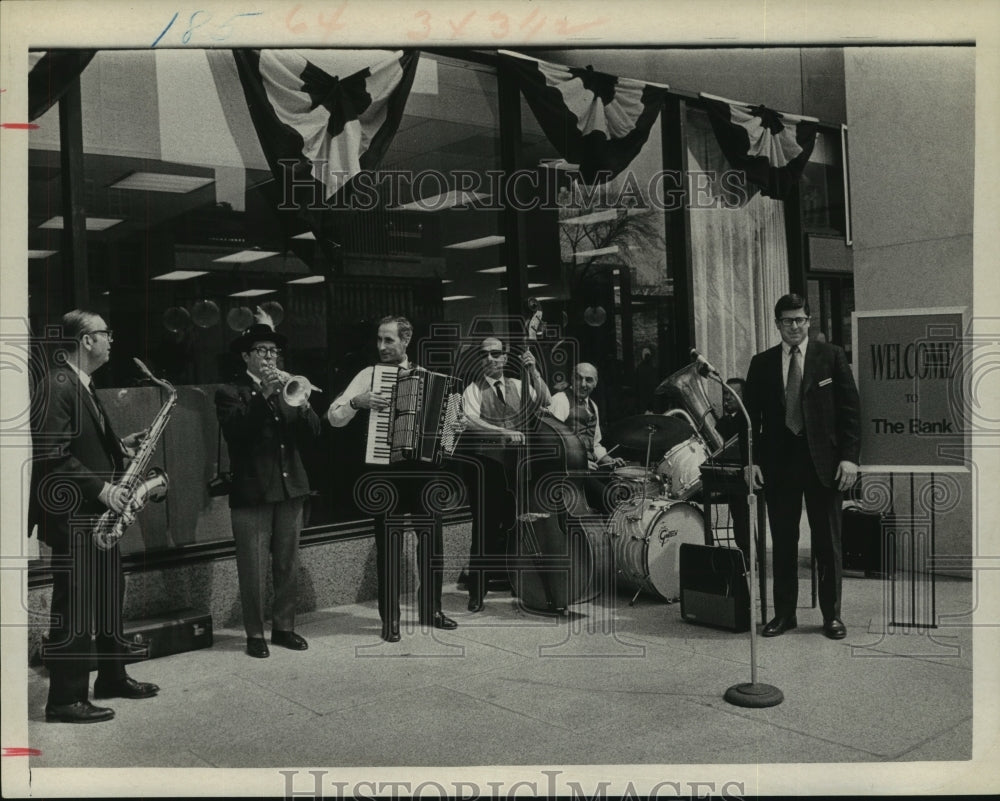 1971 Press Photo Jazz band entertains at grand opening for New York bank branch- Historic Images