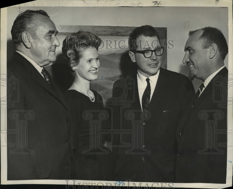 Load image into Gallery viewer, 1965 Press Photo Dignitaries check out new offices for Albany, New York Symphony
