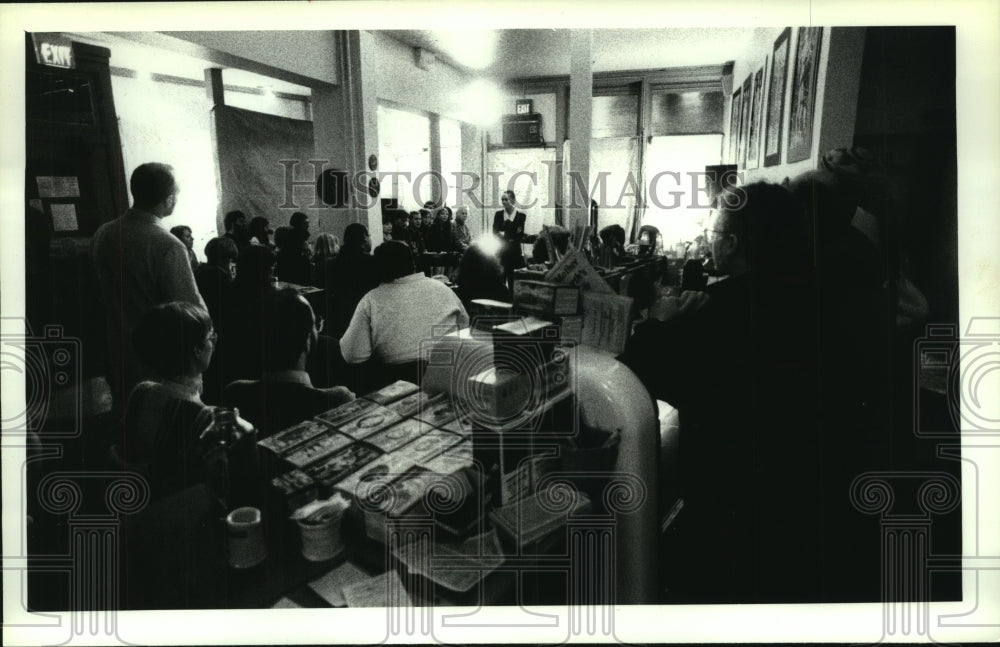 1992 Press Photo Cafe workers watch actors perform, Mother Earth Cafe, Albany- Historic Images