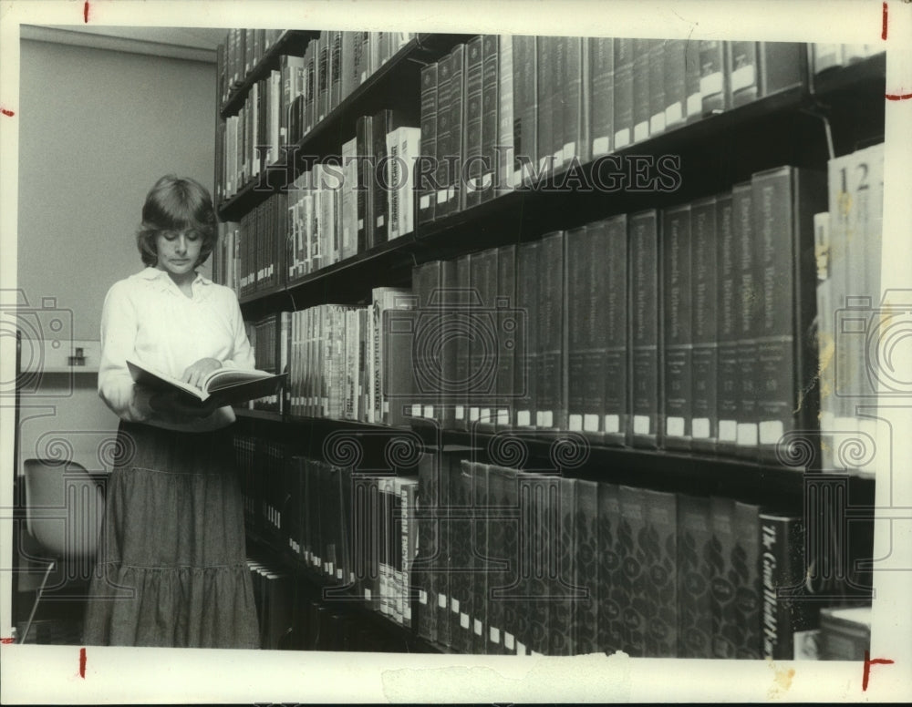 1982 Press Photo Women reads book in library - tua11465- Historic Images