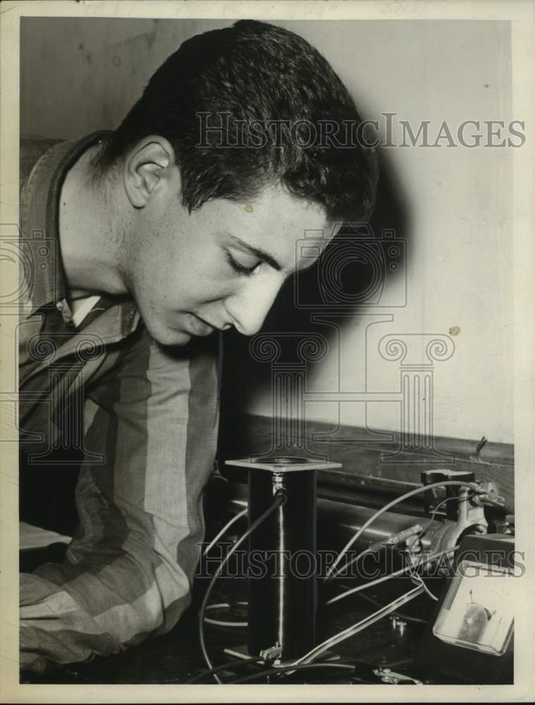 1963 Press Photo Eric Schenck monitors an experiment in Albany, New York- Historic Images