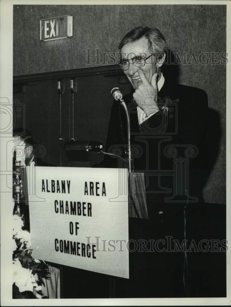 1980 Press Photo Sportscaster Chris Schenkel speaks in Albany, New York- Historic Images