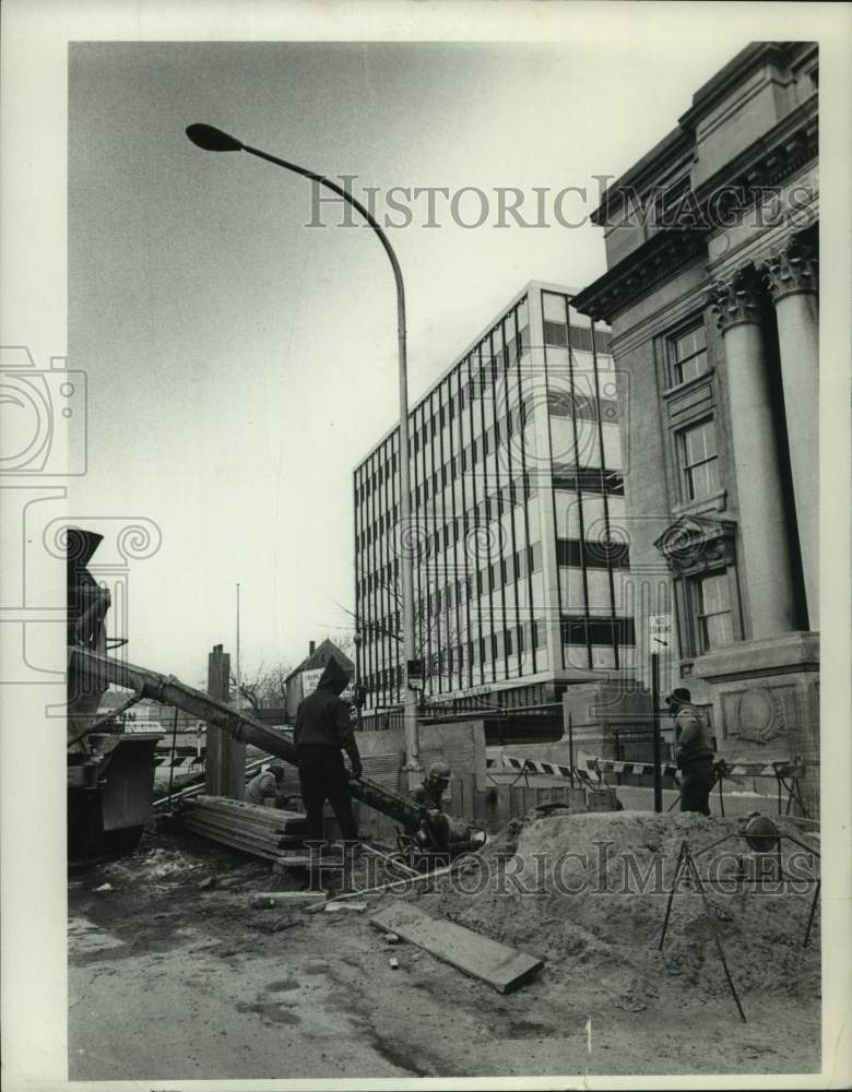 1973 Press Photo Construction in front of Schenectady, NY County Courthouse