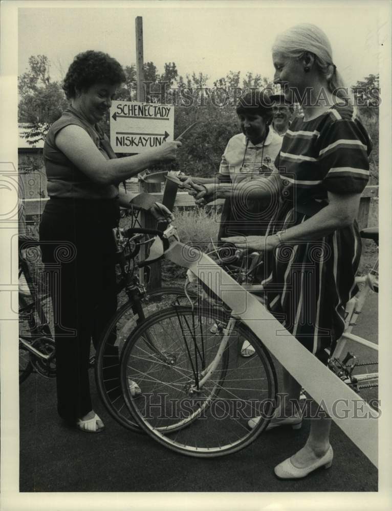 1984 Press Photo Ribbon cutting ceremony for Schenectady bike trail, New York- Historic Images