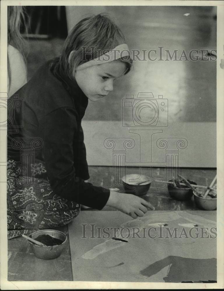 1972 Press Photo Amy Stake painting at Schenectady, New York Open School