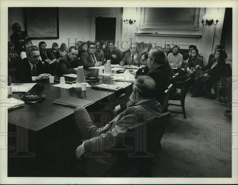Load image into Gallery viewer, 1974 Press Photo Schenectady City Council, New York. Meeting on impeachment.
