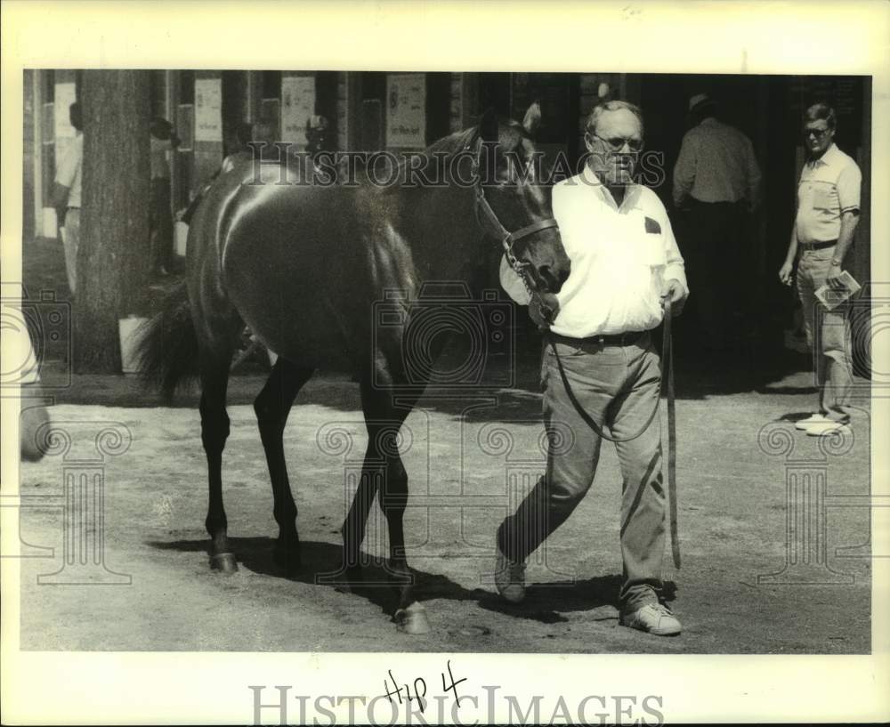 1988 Press Photo Saratoga, NY Yearling Sales with horse from Kentucky.- Historic Images