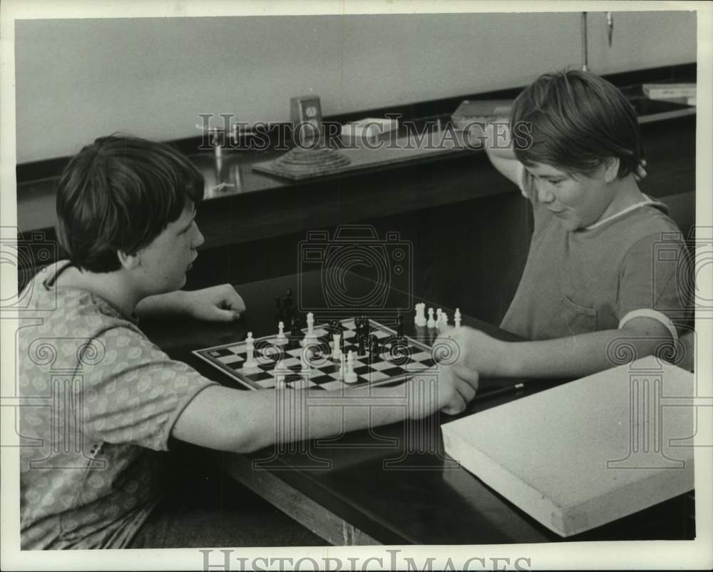 Press Photo Charles Weatherwax and Craig Koebelin face off in chess match- Historic Images