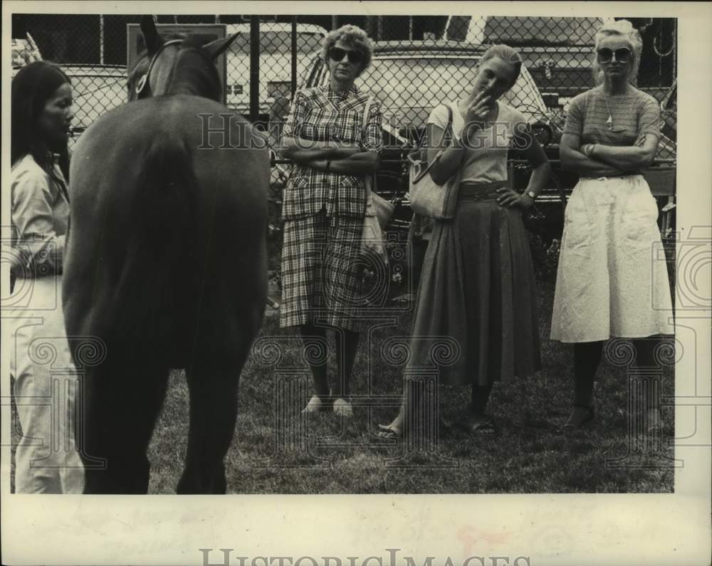 1979 Press Photo Canadian women inspect filly at Saratoga, NY Yearling Sales- Historic Images