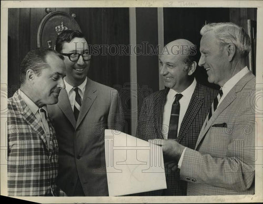 1968 Press Photo Golf Tournament meeting at Thruway Motel - tua12726- Historic Images