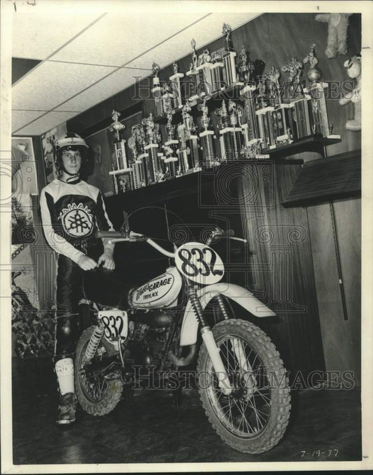 1977 Press Photo Motocross racer Ron Webb poses with trophies in New York- Historic Images