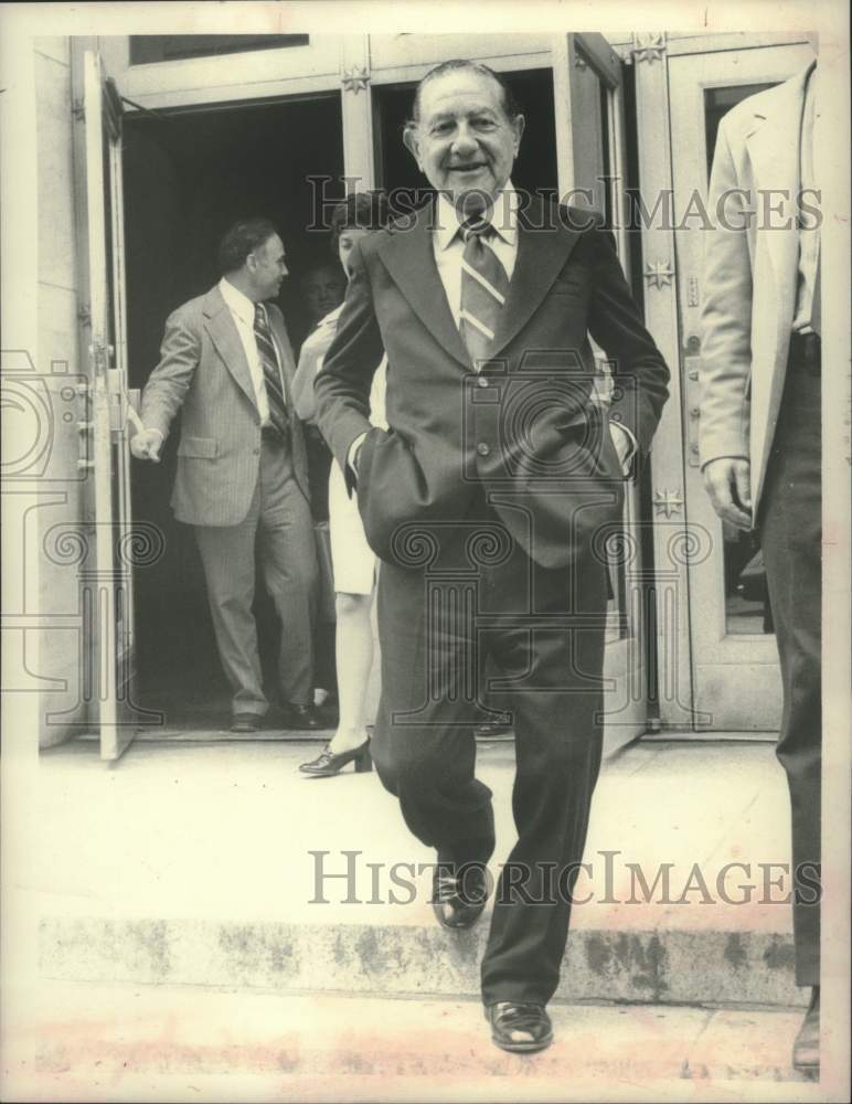 Load image into Gallery viewer, 1973 Press Photo Louis Nizer, leaving Federal Building - tua13302
