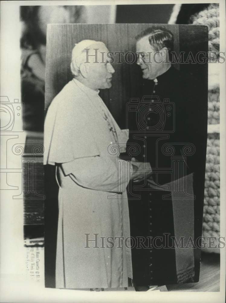 Load image into Gallery viewer, Press Photo Monsignor John G. Nolan shakes hand with the Pope - tua13394
