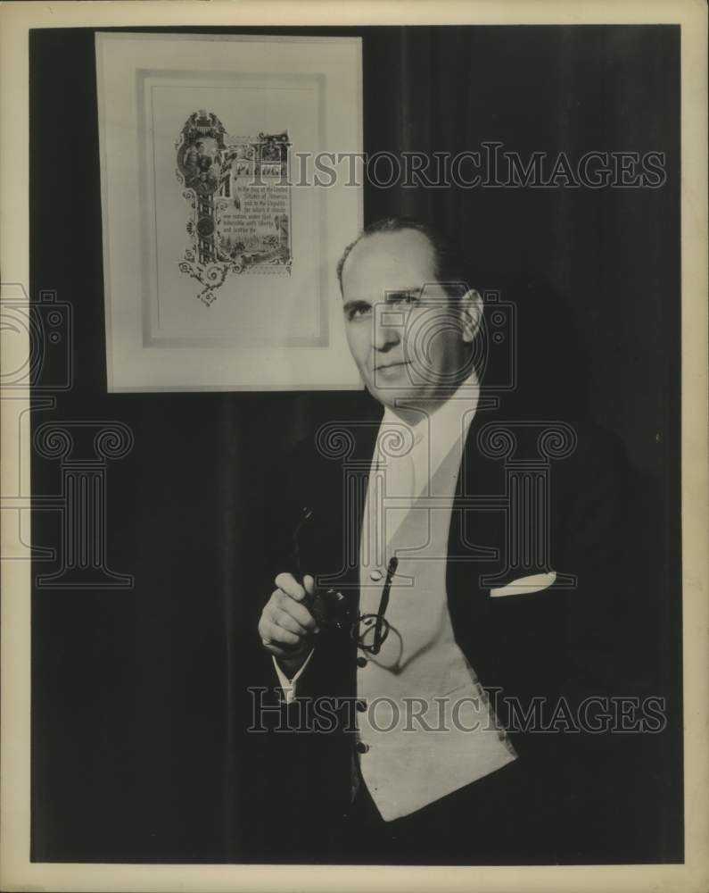 1958 Press Photo Sal Nodel stands in front of painting - tua13415