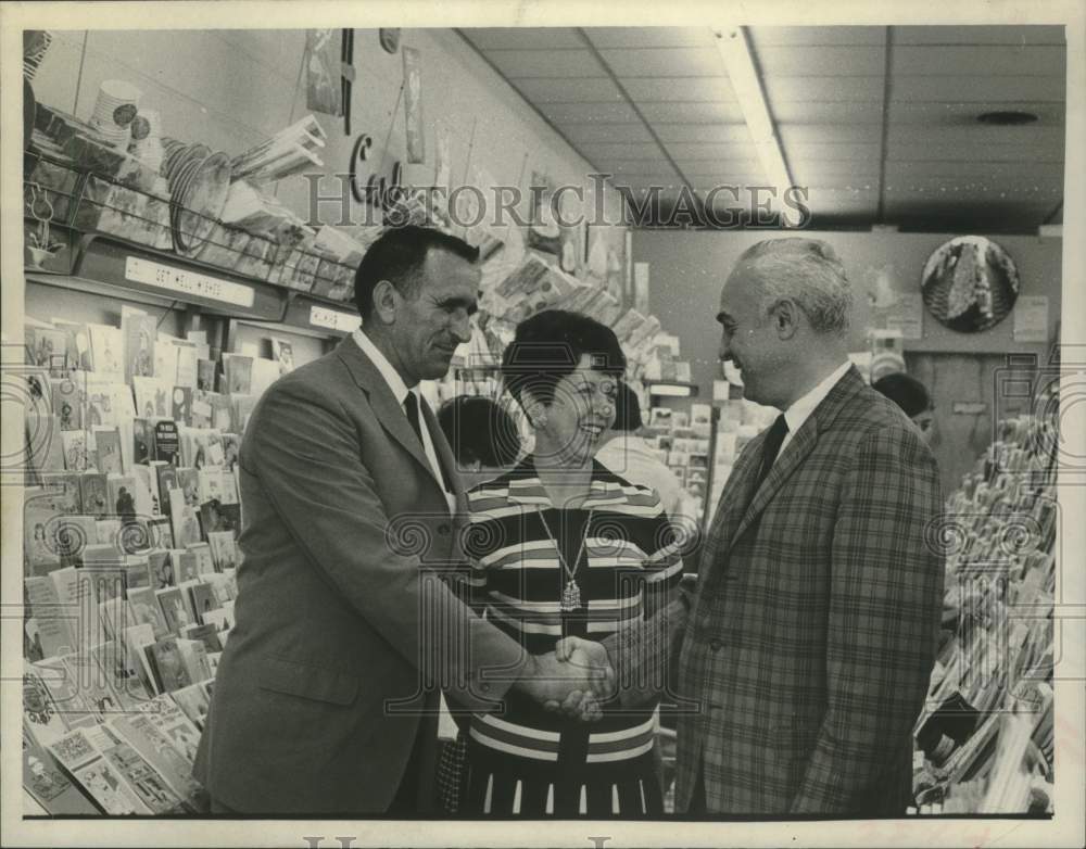 1969 Press Photo Westgate Mall president welcomes new shop owners, Albany, NY- Historic Images