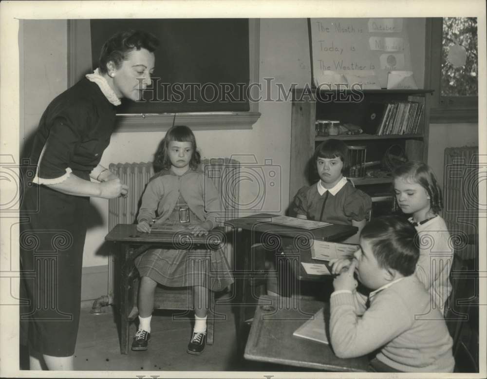 1959 Press Photo Mrs. Jack Weiss teaching class in Albany, New York school- Historic Images