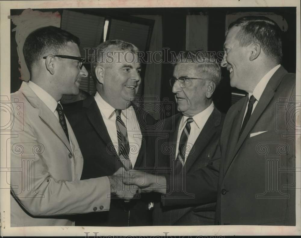 1969 Press Photo Walter H Wertime, 2nd from right, with other men - tua14190