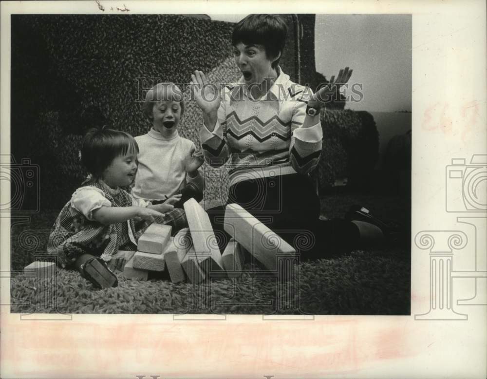 1975 Press Photo Marilyn Wessels with Kim Mullins, 2 1/2 and Matthew Wessels, 8