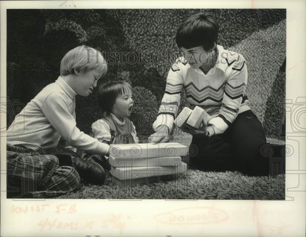 1975 Press Photo Marilyn Wessels with Kim Mullins, 2 1/2 and Matthew Wessels, 8