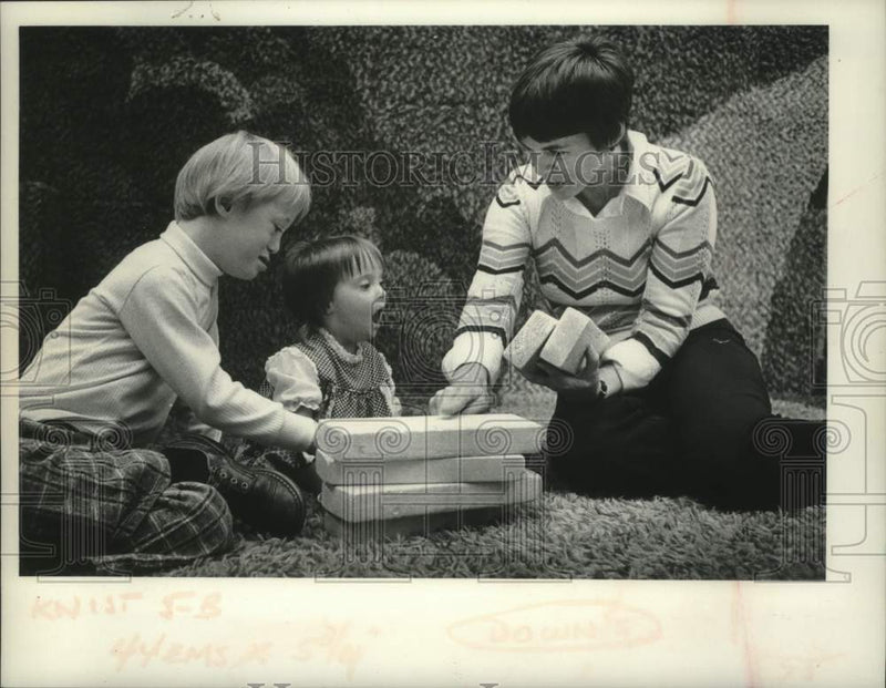 Load image into Gallery viewer, 1975 Press Photo Marilyn Wessels with Kim Mullins, 2 1/2 and Matthew Wessels, 8
