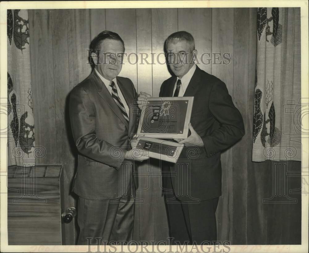 1971 Press Photo Donald Land and Frank C Wuntnik, hold up placques - tua14215