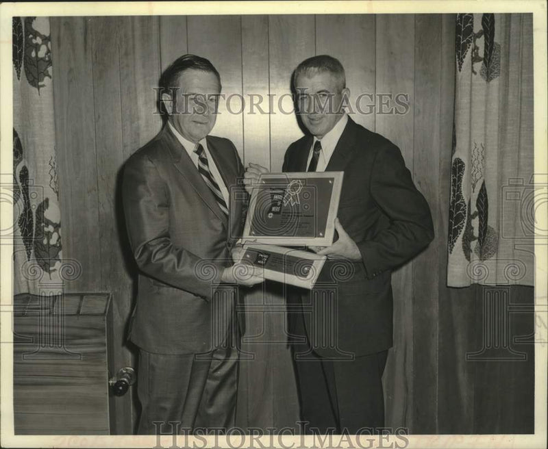 Load image into Gallery viewer, 1971 Press Photo Donald Land and Frank C Wuntnik, hold up placques - tua14215
