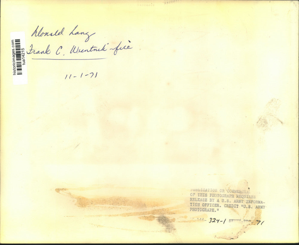 1971 Press Photo Donald Land and Frank C Wuntnik, hold up placques - tua14215