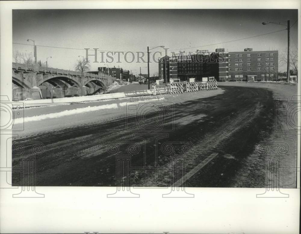 1973 Press Photo On Western Gateway Bridge looking at Schenectady, NY