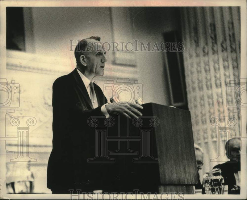Load image into Gallery viewer, 1968 Press Photo Dr. Theodore Wenzl speaks in New York - tua14304

