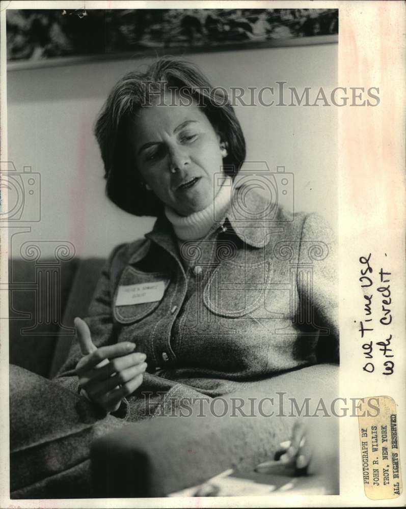 1973 Press Photo Felice Schwartz talking to unknown person - tua14409