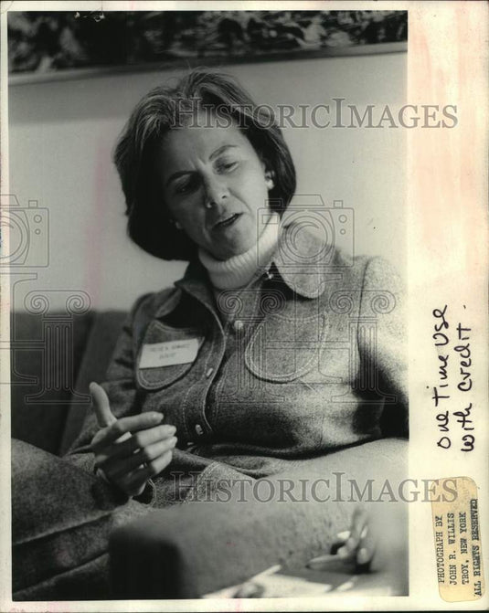 1973 Press Photo Felice Schwartz talking to unknown person - tua14409