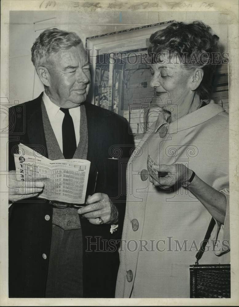 Load image into Gallery viewer, 1964 Press Photo Stephen A Scullen with Mrs. William B. Stevens of Los Angeles
