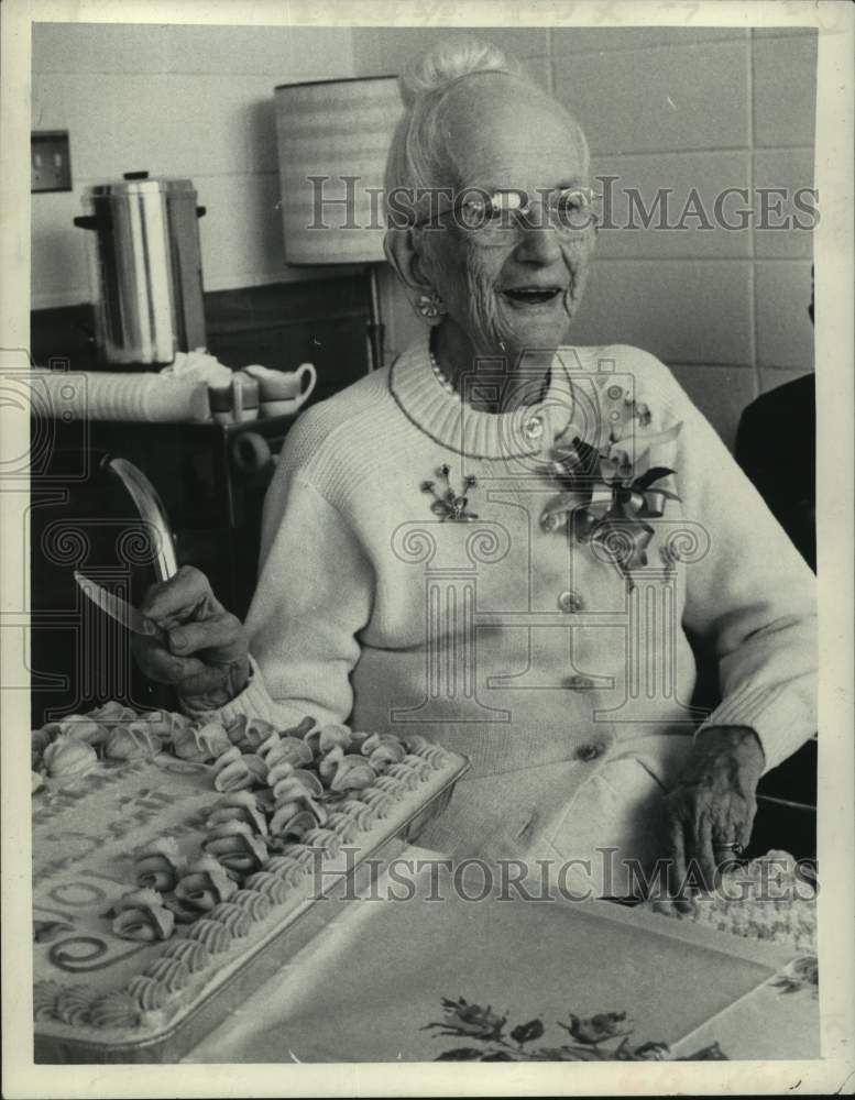Load image into Gallery viewer, 1972 Press Photo Mrs. Mary Scott celebrating her 101 birthday with a cake
