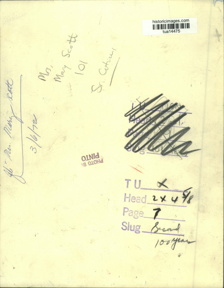 1972 Press Photo Mrs. Mary Scott celebrating her 101 birthday with a cake