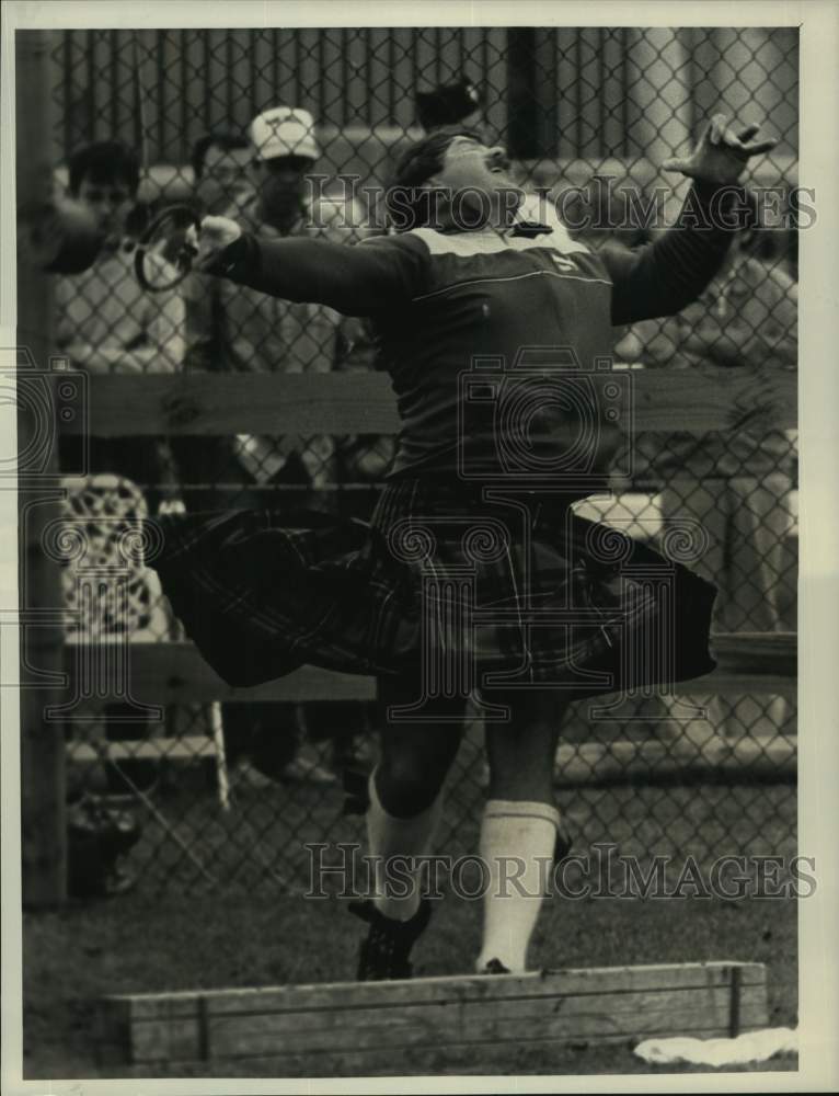 1985 Press Photo Harvey Barkauskas participates in New York Scottish Fest games- Historic Images