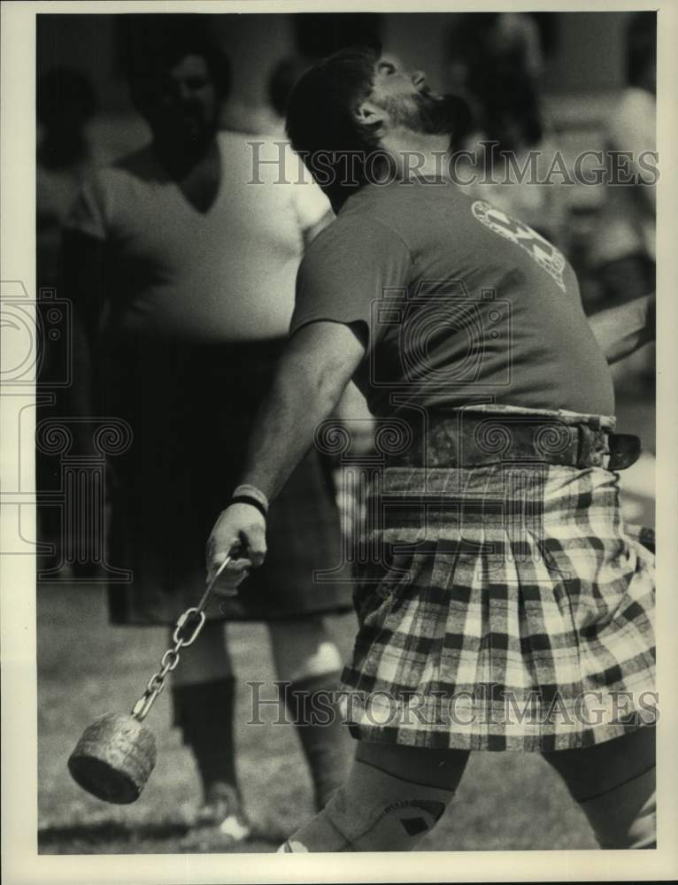 1984 Press Photo Paul Fernency throws stone during Scottish Games in New York- Historic Images