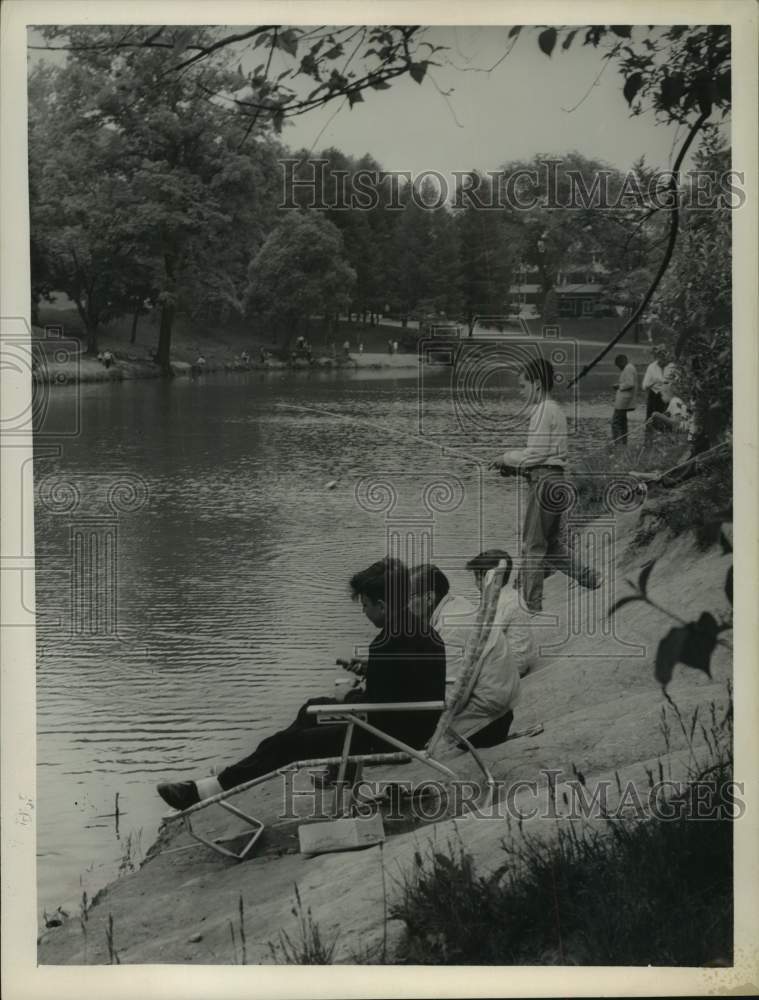 1962 Press Photo Fishing derby at Washington Park Lake in Albany, New York