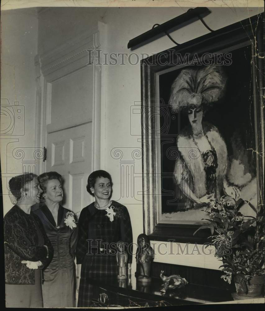1961 Press Photo Women admire painting in Albany, New York home - tua14883