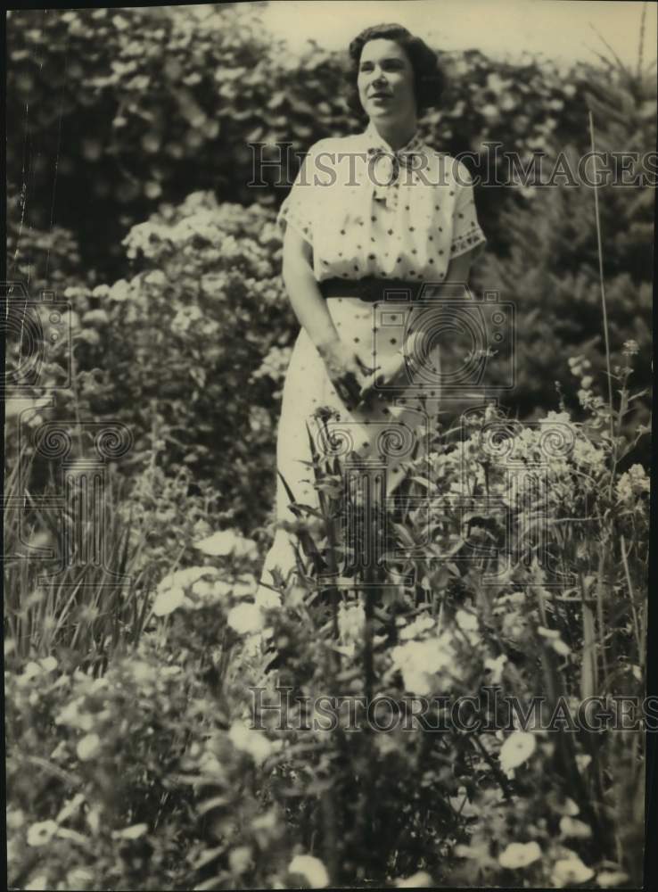 Load image into Gallery viewer, 1966 Press Photo Elizabeth Ward Stoneman standing in flower garden - tua14896
