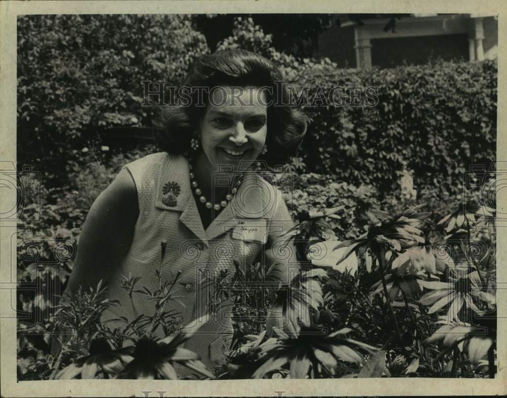 1970 Press Photo Mrs. James E. Scripps shown in a garden - tua15155