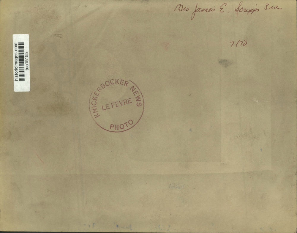 1970 Press Photo Mrs. James E. Scripps shown in a garden - tua15155