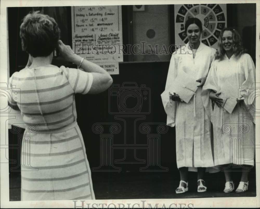 1972 Press Photo Notre Dame High School graduates, Albany, New York - tua15315