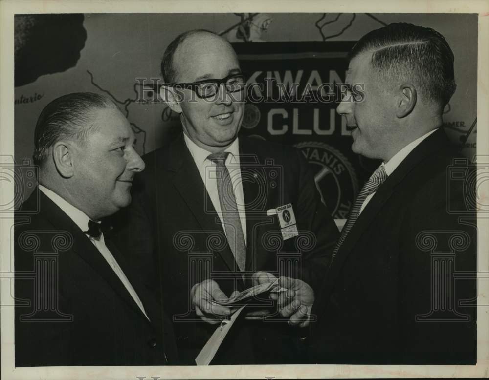 1965 Press Photo Fred Weinbender at Albany, New York Kiwanis Club meeting