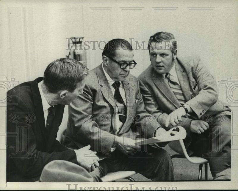 Load image into Gallery viewer, 1972 Press Photo Union officials discuss report in Albany, New York - tua15676
