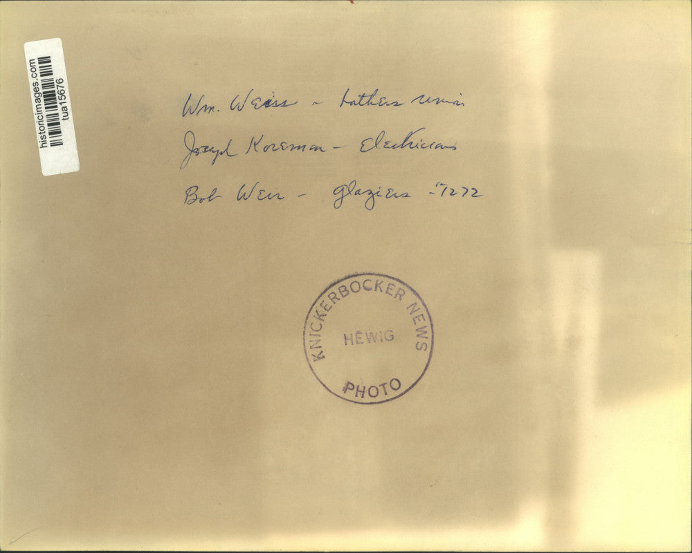 1972 Press Photo Union officials discuss report in Albany, New York - tua15676