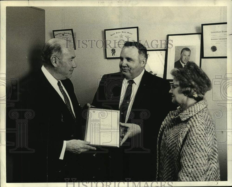 Load image into Gallery viewer, 1971 Press Photo Andrew G Daigle, Special Agent in Charge present award
