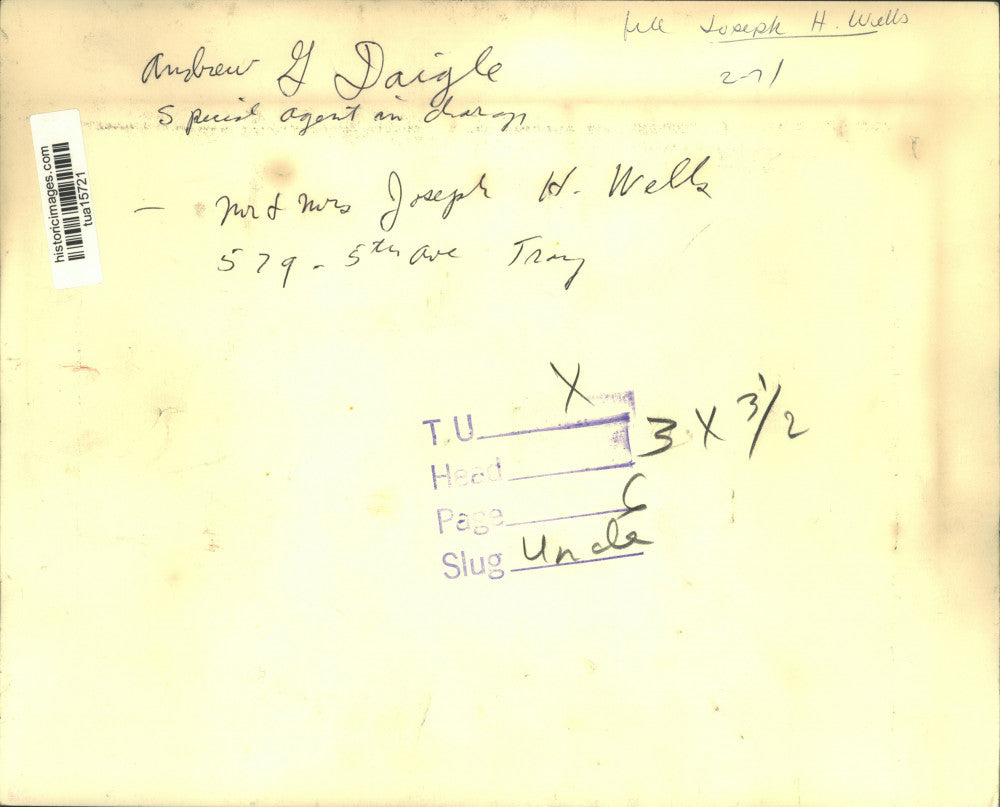 1971 Press Photo Andrew G Daigle, Special Agent in Charge present award