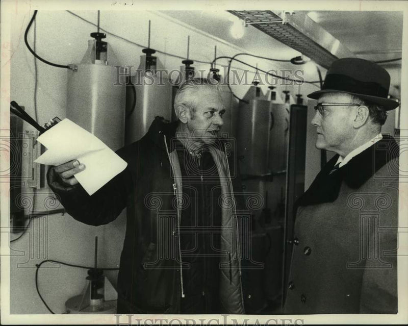 Load image into Gallery viewer, 1974 Press Photo Schenectady, New York police chief listens to area businessman
